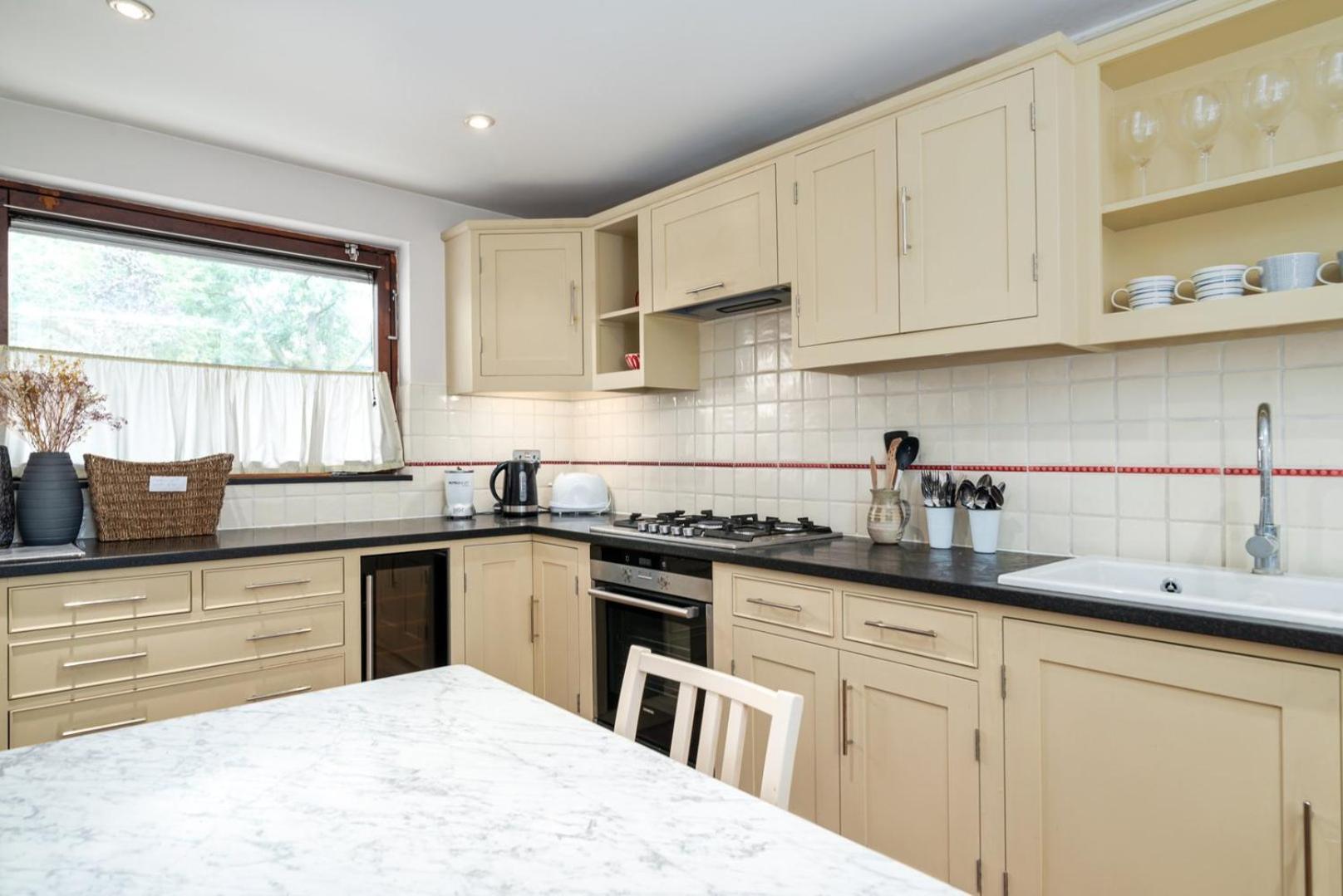 شقة Guestready - Lovely Ground Floor Duplex With Patio In Southbank لندن المظهر الخارجي الصورة