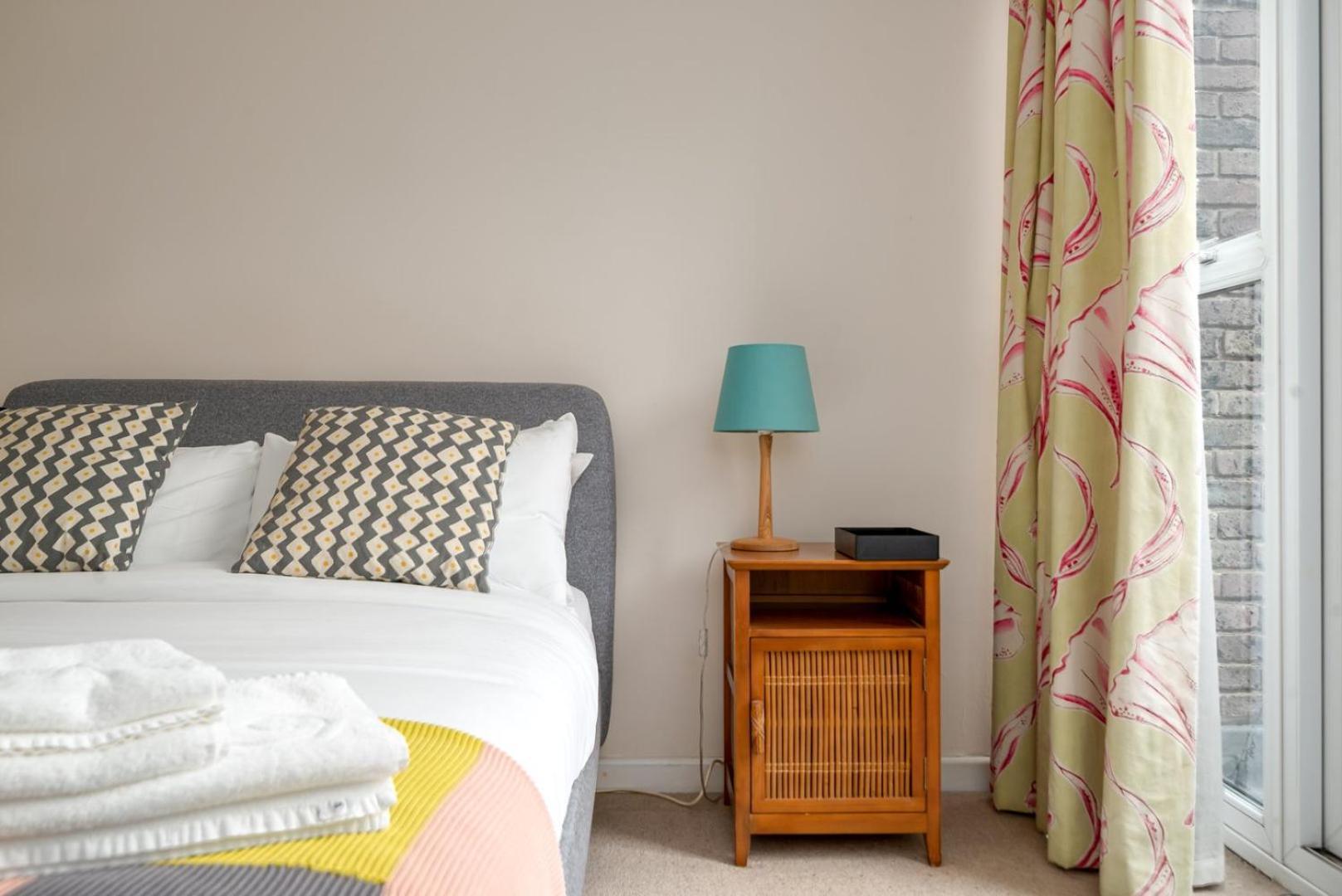 شقة Guestready - Lovely Ground Floor Duplex With Patio In Southbank لندن المظهر الخارجي الصورة